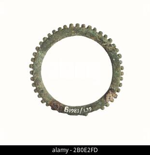 Testa anulare di un perno votivo o di abbigliamento, ornamento, metallo, bronzo, D 7,9 cm, Iran Foto Stock