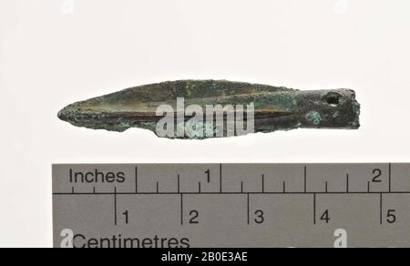 Una piccola lancia o punta di freccia in bronzo, Arma, metallo, bronzo, W 0,9 cm, L 4,5 cm, Periodo Achemenide 600-400 a.C., Iran Foto Stock