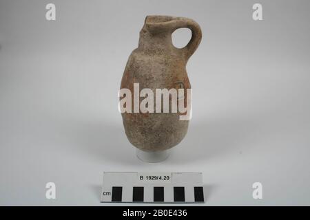 Caraffa di terracotta con corpo lungo, un orecchio e un fondo rotondo., beffa, ceramica, H 14,5 cm, D ventre 8,5 cm, tarda età del bronzo, Età del ferro 1550-539 a.C., Israele ?, Palestina Foto Stock