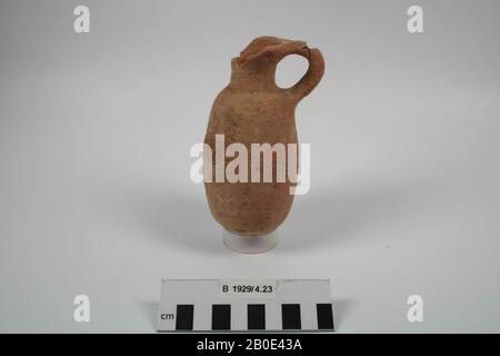 Caraffa in terracotta con corpo allungato, fondo tondo e un auricolare, stoviglie, terracotta, H 13,5 cm, D 6,5 cm, L incl Orecchio 7,5 Cm, Tarda Età Del Bronzo, Età Del Ferro 1550-539 A.c., Israele ?, Palestina Foto Stock