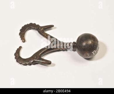 Un pendente o proiettile di bronzo, decorato con due teste di animali, eventualmente bokken. La funzione di questi oggetti con una sfera solida sul fondo è sconosciuta., attrezzi, ornamento, metallo, bronzo, H 3,7 cm, Età del ferro II-III 1000-600 a.C., Iran Foto Stock