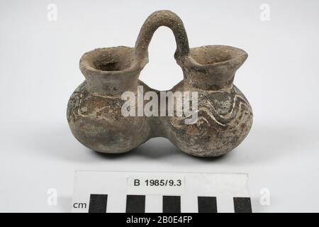 Vaso in terracotta grigio-nero, con decorazione ondulata bianca incisa, stoviglie, terracotta, L 13 cm, L 6,7 cm, H 10,3 cm, Early Bronze Age 2800-2500 a.C., Turchia Foto Stock