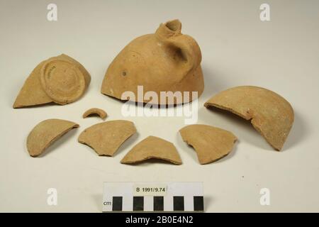 Lattina di argilla cotta. Incompleto e suddiviso in diversi frammenti. La brocca ha una base ad anello. La parete corre rastremata verso l'alto ed è piegata diagonalmente sulle spalle. Il collo è rastremato verso l'alto e presenta una cresta orizzontale al centro. Il bordo è piegato verso l'esterno ed è angolarmente finito. Sulla spalla e sul collo un manico verticale, scanalato all'esterno per tutta la lunghezza. Fabbricato sulla ruota. L'argilla è di colore arancione, ha una consistenza media ed è agglutinata con calce e piccole pietre rosse. La superficie è di colore arancione e resistente agli agenti atmosferici. In alcuni luoghi piccoli resti di un rivestimento arancione Foto Stock