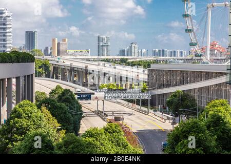 Skyline di Singapore nel quartiere della baia marina che mostra autostrade, strade con traffico e Singapore Flyer, Asia Foto Stock