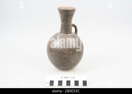 Caraffa spessa con collo lungo svasato e un orecchio. Il collo è decorato con linee, stoviglie, terracotta, H 17,3 cm, D 11,2 cm, D edge 5,1 cm, Iron Age II 1000-800 a.C., Iran Foto Stock