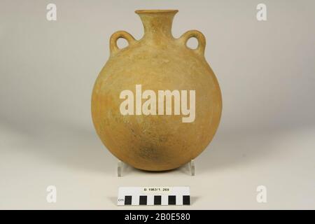 Una bottiglia di pellegrino in terracotta con un piccolo collo e bordo svasato e due orecchie sulla spalla., beffa, terracotta, L 17,8 cm, W 20,5 cm, H 25,7 cm, D edge 6,8 cm, Iran Foto Stock