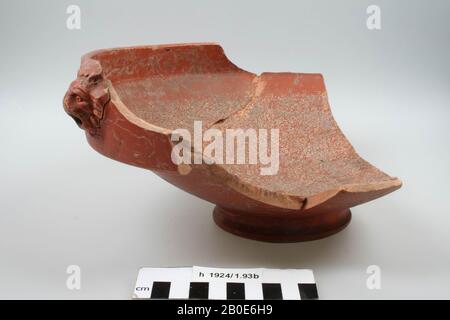 Terra sigillata strofinando la ciotola con la testa del leone (Drag 45). Manca gran parte del bordo e del muro, vecchia incollatura, leggero danneggiamento dello strato superiore, piano di sfregamento, terracotta, terra sigillata, h: 12,3 cm, diam: 27,5 cm, romano, olandese, sud Olanda, Leidschendam- Voorburg, Voorburg, Arentsburg Foto Stock