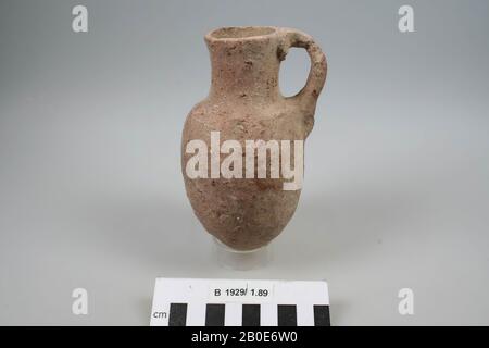 Caraffa di terracotta con un orecchio e fondo rotondo., Stoviglie, terracotta, H 14,5 cm, D 7,6 cm, Età del ferro i 1200-925 a.C., Palestina Foto Stock