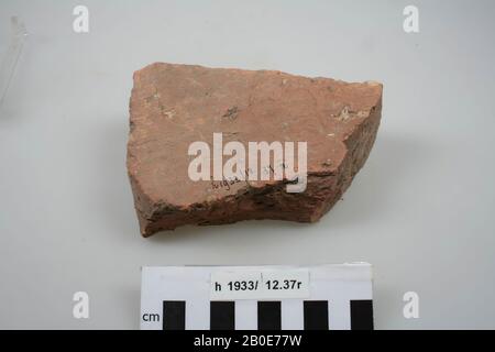 Frammento di un mattone successivo con timbro rotondo VEXEXGERF., più tardi, mattone, frammento, terracotta, mattone, 13,7 x 9,9 x 3,1 cm, romano, olandese, sud Olanda, Katwijk, Valkenburg Foto Stock