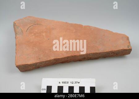 Frammento di un mattone successivo con impronta rotonda., più tardi, mattone, frammento, terracotta, mattone, 28 x 14,3 x 3,9 cm, romano, olandese, sud Olanda, Katwijk, Valkenburg Foto Stock