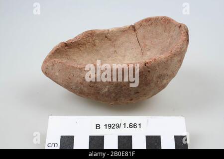 Crogiolo o luce con un beccuccio e fondo tondo. Irregolarmente prodotto., beffa, terracotta, L 12,6 cm, L 7,9 cm, H 6 cm, Palestina Foto Stock