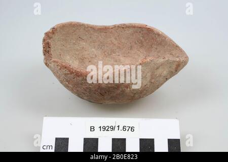 Crogiolo di terracotta fatto a mano o luce con un beccuccio e fondo rotondo., beffa, terracotta, fatto a mano, L 11,7 cm, L 8,2 cm, H 5,4 cm, Palestina Foto Stock