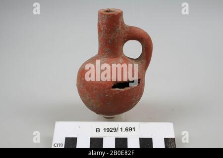 Una piccola brocca in terracotta con un lungo collo dritto, un auricolare e un corpo a sfera. L'oggetto è rosso slippato e lucidato., beffa, ceramica, H 10 cm, D 6 cm, W 6,5 cm, Iron Age II 925-539 a.C., Palestina Foto Stock