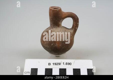 Una brocca in terracotta con collo lungo e diritto, un auricolare e un corpo a sfera. L'oggetto ha un fango rosso ed è lucidato., beffa, terracotta, H 8.2 cm, D 5.4 cm, B 6.1 cm, Iron Age II 925-539 a.C., Palestina Foto Stock