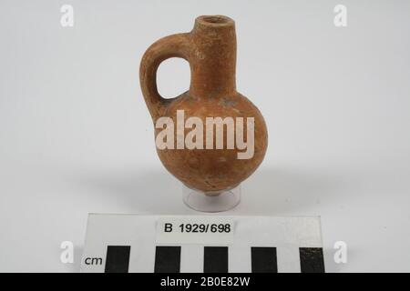 Una brocca in terracotta con collo lungo, un auricolare e un corpo a sfera. L'oggetto è rosso slippled., beffa, ceramica, H 9 cm, D pancia 5,6 cm, Iron Age II 925-539 a.C., Palestina Foto Stock