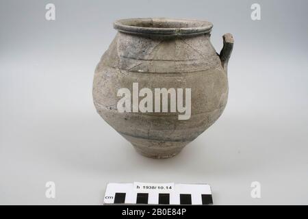 Vaso auricolare di terracotta grigia dalle pareti irregolari. Orecchio danneggiato. Molti incollaggi e aggiunte., Ear pot, terracotta, h: 14,9 cm, diam: 16 cm, roman, Netherlands, South Holland, Katwijk, Valkenburg Foto Stock