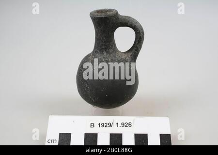 Caraffa in terracotta con collo lungo, un auricolare e un corpo a sfera., beffa, ceramica, H 9.1 cm, D belly 5.7 cm, W 6.6 cm, Iron Age IIB 722-539 a.C., Palestina Foto Stock