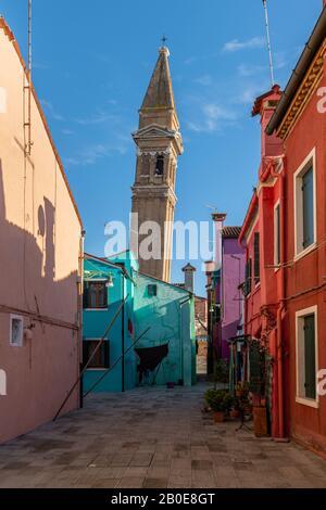 Il campanile pendente di Burano (Venezia, Italia) in una giornata di sole in inverno Foto Stock