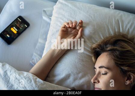 Close-up di giovane donna che dorme sul letto Foto Stock