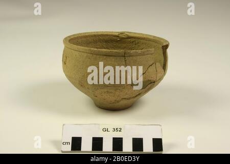 Ciotola di terracotta ruvida-murata. Parti del bordo e del muro sono mancanti. Danni superficiali e vecchi legami., ciotola, terracotta, h: 8,1 cm, diam: 12,6 cm, romano, olandese, Limburgo, Leudal, Corno Foto Stock