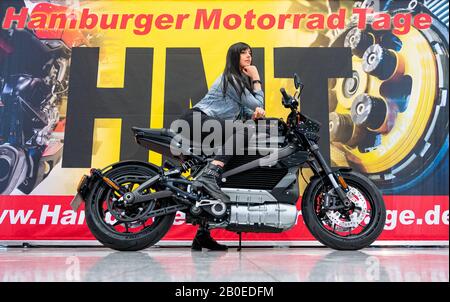 Amburgo, Germania. 20th Feb, 2020. Un modello pone su una moto elettrica Harley-Davidson durante una conferenza stampa per i giorni del motociclo di Amburgo (dal 21 febbraio al 23 febbraio 2020). Credito: Daniel Reinhardt/Dpa/Alamy Live News Foto Stock