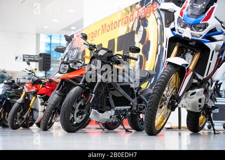 Amburgo, Germania. 20th Feb, 2020. Le motociclette di vari costruttori saranno sul podio durante una conferenza stampa in occasione delle giornate del Motorcycle di Amburgo (dal 21 febbraio al 23 febbraio 2020). Credito: Daniel Reinhardt/Dpa/Alamy Live News Foto Stock