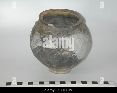 Coppa di terracotta dipinta con superficie squamosa. Vecchie colle e aggiunte, danni superficiali, coppa, terracotta, h: 11.6 cm, diam: 11.6 cm, romano, olandese, sud Olanda, Katwijk, Valkenburg Foto Stock