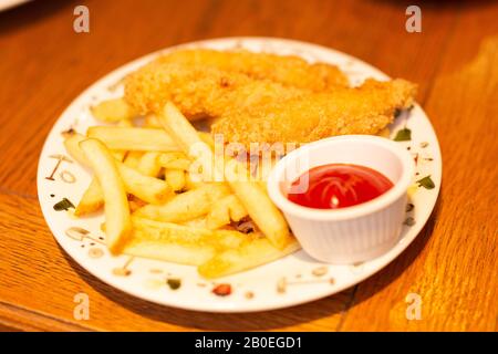 Pollo fritto con patatine fritte e pepite - cibo spazzatura e cibo non sano. Ora pranzo. Cena americana a pranzo. Foto Stock