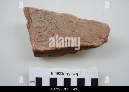 Frammento di un mattone successivo con timbro rotondo VEXEXGERF., più tardi, mattone, frammento, terracotta, mattone, 15,8 x 8,8 x 4,2 cm, romano, olandese, sud Olanda, Katwijk, Valkenburg Foto Stock