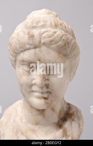 Ritratto busto di una donna con capelli separati al centro, che sul fronte avvolge la fronte come un ruolo. La testa è leggermente piegata in avanti, busto femminile, busto ritratto, marmo, 20,5 cm, imperiale tempo 100 Foto Stock