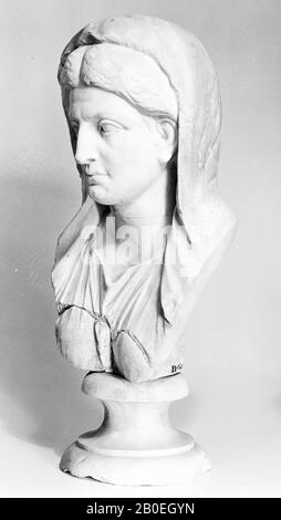 La donna è vestita con un sottile abito. Il viso ha caratteristiche individuali., busto femminile, ritratto donna, pietra, marmo, altezza: 64 cm, base: Diametro circa 23 cm, larghezza spalle: 30 cm, Peso: Circa 100 kg Foto Stock