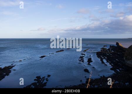 St ANDREWS, SCOZIA - 17/2/2020 - una vista sul mare del nord con il molo di St Andrews sulla destra della cornice Foto Stock