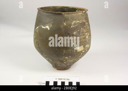 Coppa di terracotta dipinta. Vecchie colle e aggiunte, danni superficiali, crepe, coppa, terracotta, h: 18,9 cm, diam: 18,4 cm, romano, olandese, sud Olanda, Leidschendam-Voorburg, Voorburg, Arentsburg Foto Stock