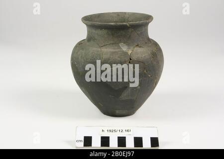 Pentola di terra nigra-come terracotta. Molti incollaggi e aggiunte, buco nel fondo., Pot, terracotta, h: 14,8 cm, diam: 14 cm, romano, Olanda del Sud, Leidschendam-Voorburg, Voorburg, Arentsburg Foto Stock