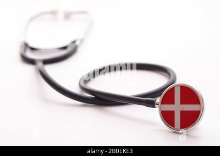 Concetto di assistenza sanitaria in Danimarca. Stetoscopio medico con bandiera del paese Foto Stock