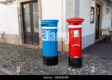 Old Cast Iron Blue E Red Portuguese Post Office Ctt Letterboxes Pillarboxes In Stile Britannico Foto Stock