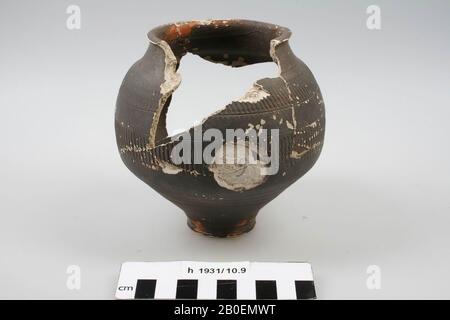 Vaso di terracotta dipinta di nero. Restaurato: Mancano frammenti di parete e bordo. Brunsting tipo 5a nella sua tecnica b. Niederbieber tipo 32c. Con danni alla superficie., tazza, terracotta, h: 11,8 cm, diam: 12,4 cm, romano 1-300, Olanda, Olanda meridionale, Katwijk, Valkenburg, cimitero Foto Stock