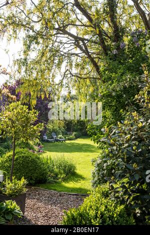 Giardino del Suffolk illuminato dal sole Foto Stock