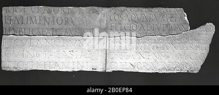 Lapide, frammento, pietra, marmo (bianco), 17 x 48 cm, Italia Foto Stock