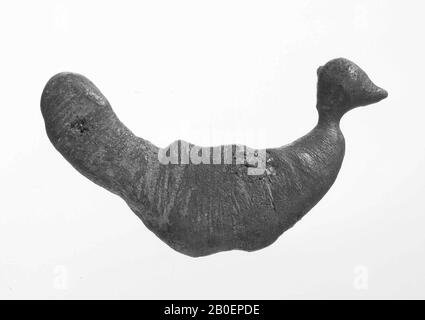 Fusione in bronzo a forma di uccello, con testa e coda. La forma della coda ricorda un phallus. Forse un amuleto. Roman, amulet, metallo, bronzo, lunghezza: 4,2 cm, roman 1-100, Olanda, Zuid-Holland, Rotterdam, Rozenburg Foto Stock