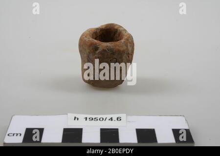 Klein Fries-Bataafs vaso di terracotta a mano., ceramica, terracotta (stampata a mano), h: 4,4 cm, diam: 3,7 cm, romano, Olanda del Sud, Alphen aan den Rijn, chiesa fredda A. Foto Stock