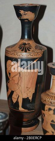 Attico rosso-figura lekythos. Giovane uomo che indossa mantello e cappello, e che porta la lancia. Providence Painter. Un'attenta lekythos rosso figurato. Decorazione di giovane uomo con mantello sopra il suo braccio e cappello. Una lancia in mano. Pittore di Provvidenza, vaso, lekythos, terracotta, figura rossa, Attico, 28 × 10 cm, classico, rosso, attico, Providence Pa -470 Foto Stock