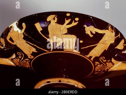 Attico kylix a figura rossa o tazza tipo B. Interno: Hermes portando una libazione di vino. All'esterno: Una donna che giocola con le palle, e 2 giovani che cercano di vincere i suoi favori offrendo i suoi regali (mele?). B. 3 donne, che detengono sash, palla e alabastron. Sabou Attico rosso-figurato kylix tipo B. pittore Sabouroff Tondo: Hermes senza barba, ma con personale e cappello, porta libazione. All'esterno: A. Due uomini in piedi e una donna seduta. Un uomo tiene una colomba e un bastone, l'altro uomo tiene un bastone ed e, ciotola, kylix tipo B, ceramica, figurato rosso, Attico, 8 cm, ø 22 cm, figurato rosso, Attico, pittore Sabouroff 465-455 a.C. Foto Stock