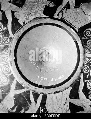 Attico kylix a figura rossa o tazza tipo B. Interno: Satyr e danza maenad. Esterno. A. 2 satiri e 2 maenadi. B. 3 satiri e 1 maenad. Iscrizione etrusca. Euaion Painter. Attico rosso-figurato kylix tipo B. pittore Euaion. Tondo: Satiro danzante e maenade. Fuori: A. Due satiri e due magadei. L'una maenade tiene uno skyphos ed un oinochoe, l'altra maenade soltanto tiene uno staff di thyrsos. Un satiro contiene e, vaso, chilix, ceramica, figura rossa, Attico, H 11 cm, L 34,5 cm, Ø 26 cm, figura rossa, Attico, Pittore Euaion -450 Foto Stock