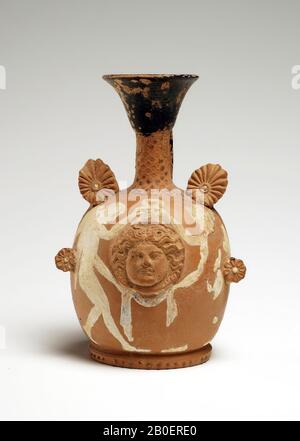 Attico rosso-figura squat lekythos o ariballos. Rete e applicazioni (capo di Medusa), Eros e palmettes. Attento rosso-figurato addominale leakythos o ariballos. Rete con applicazioni (Medusa Foto Stock