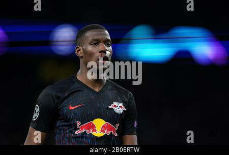 Londra, Regno Unito. 19th Feb, 2020. NORDi Mukiele della RB Lipsia durante la partita della UEFA Champions League tra Tottenham Hotspur e la RB Leipzig allo stadio di Wembley, Londra, Inghilterra, il 19 febbraio 2020. Foto Di Andy Rowland. Credito: Prime Media Images/Alamy Live News Foto Stock