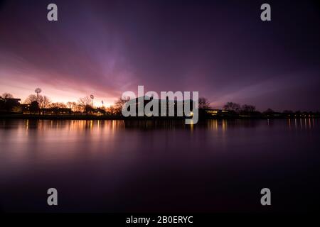 Alba sul fiume Trent presso il Victoria Embankment IN NOTTINGHAM, NOTTINGHAMSHIRE REGNO UNITO Inghilterra Foto Stock