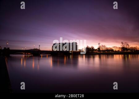 Alba sul fiume Trent presso il Victoria Embankment IN NOTTINGHAM, NOTTINGHAMSHIRE REGNO UNITO Inghilterra Foto Stock