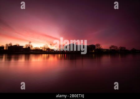 Alba sul fiume Trent presso il Victoria Embankment IN NOTTINGHAM, NOTTINGHAMSHIRE REGNO UNITO Inghilterra Foto Stock