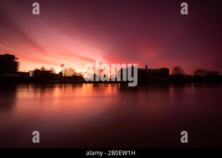 Alba sul fiume Trent presso il Victoria Embankment IN NOTTINGHAM, NOTTINGHAMSHIRE REGNO UNITO Inghilterra Foto Stock